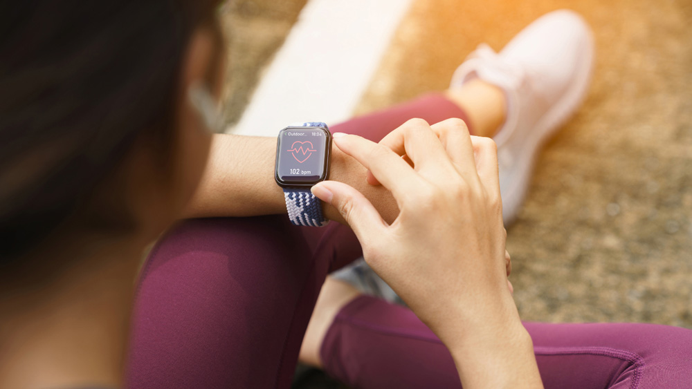 A woman checks her heartbeat on her Apple Watch.