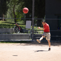 Peter Mo (SPS) kicks the ball. (Photo by Thanh Nguyen)